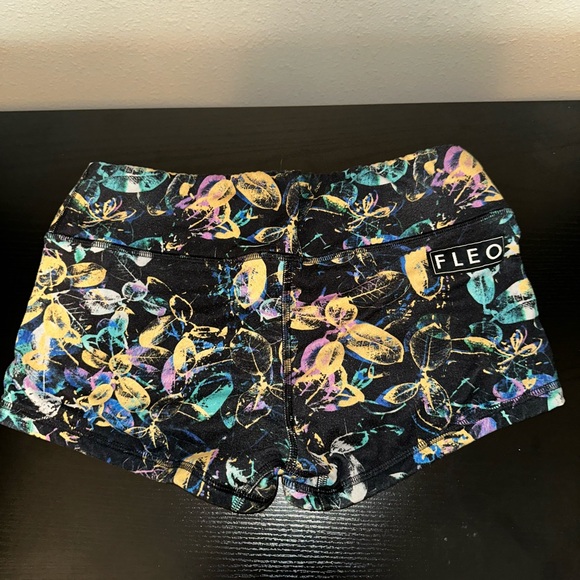 Fleo Shorts - floral design - size M - Picture 1 of 4